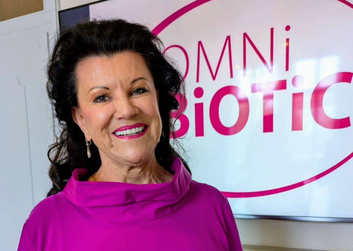 Anita Frauwallner vor dem Omnibiotic-Logo