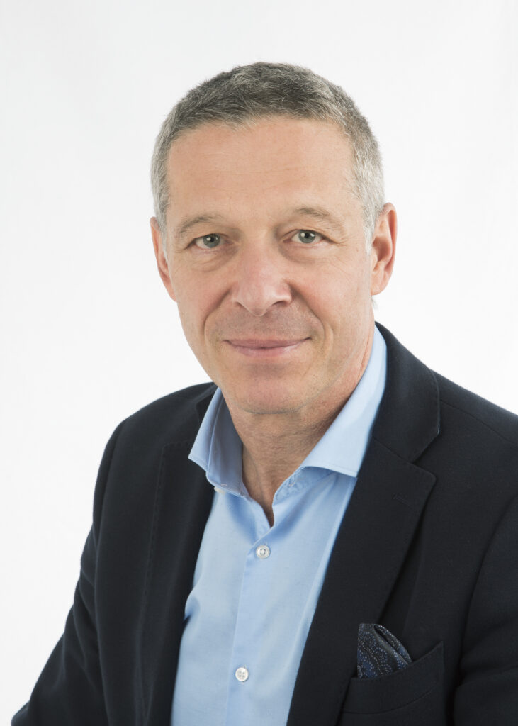 Peter Gonda im Anzug und Hemd.