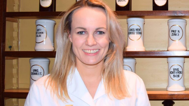 Inhaberin Anna Ratt vor Deko-Gefäßen in ihrer Apotheke