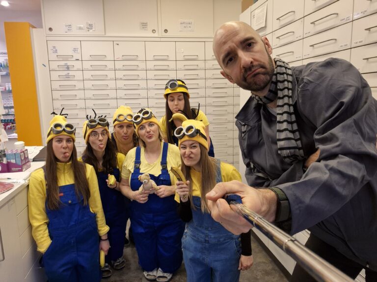 Symbolbild: Mag. Holger Höfler und sein Team, welche als Minions verkleidet sind.