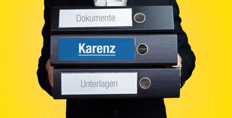 Symbolbild:Mehrere schwarze Aktenordner mit den Aufschriften "Dokumente", "Karenz" und "Unterlagen".