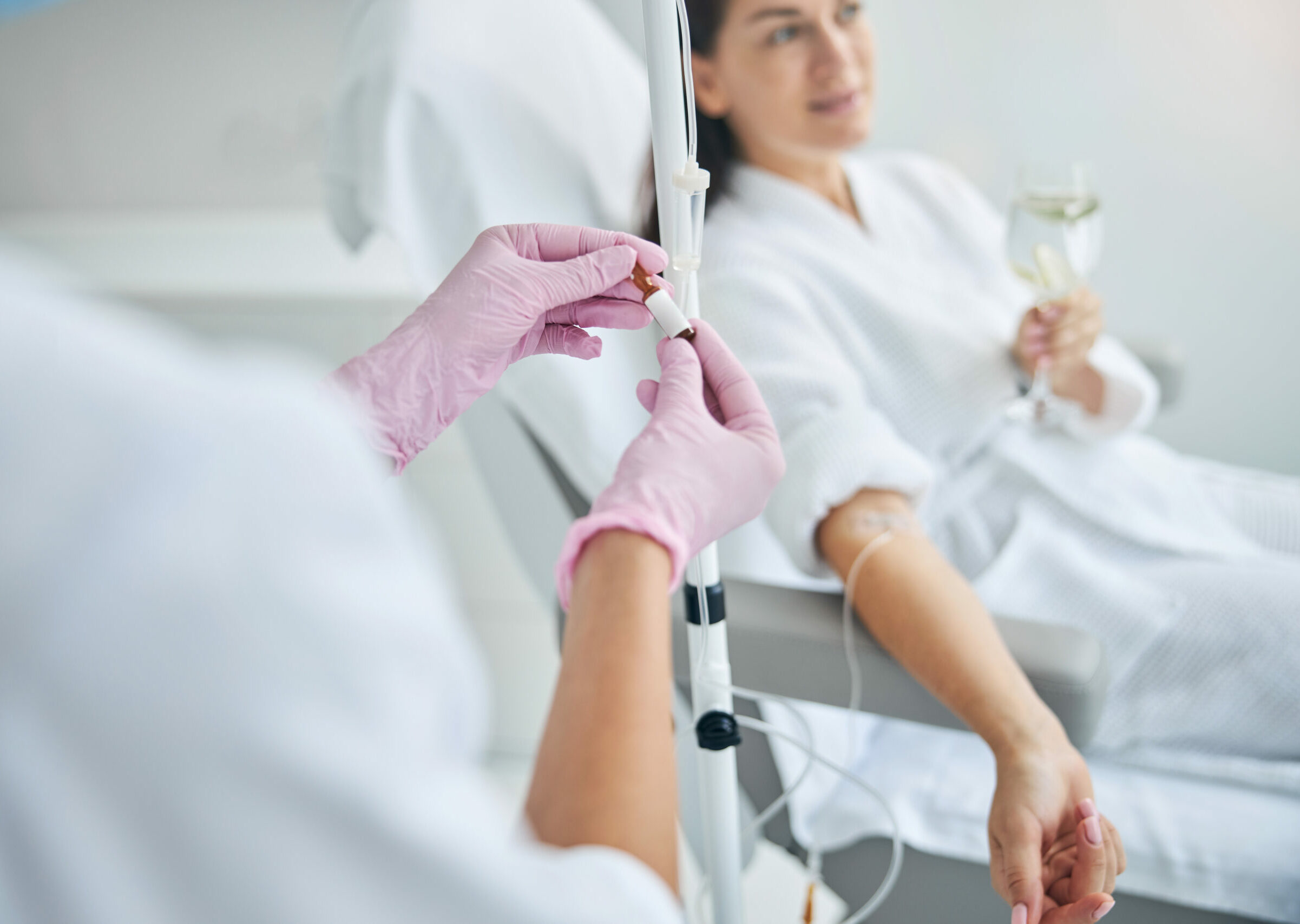 Symbolbild: Eine Frau liegt auf einer Liege und bekommt eine Infusion.