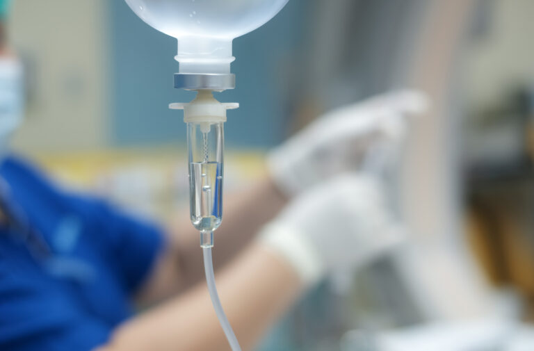 Symbolbild: Ein Infusionsbeutel mit tropfender Infusion.