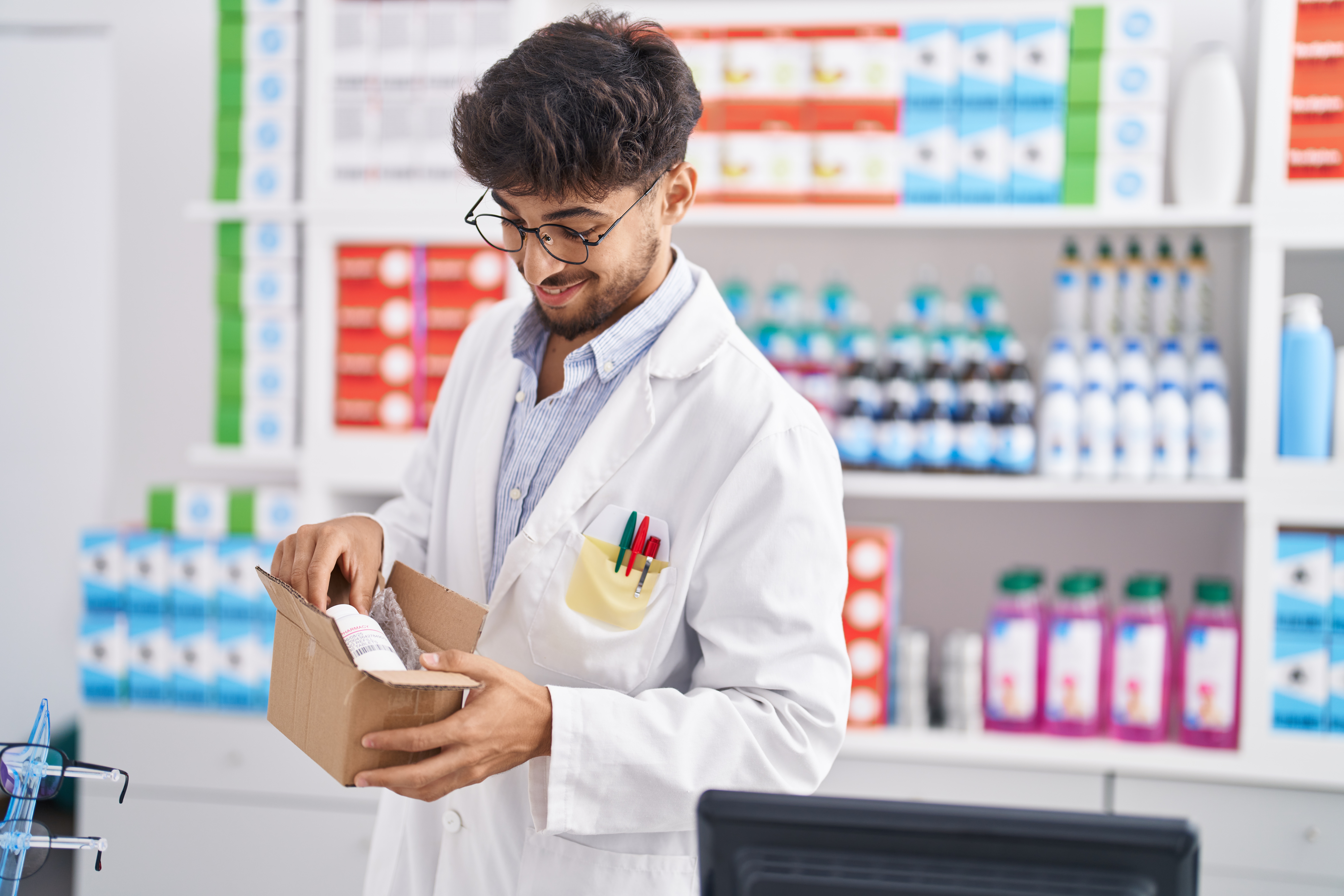 Symbolbild: Ein Apothekenmitarbeiter kontrolliert in einer Apotheke eine Lieferung.