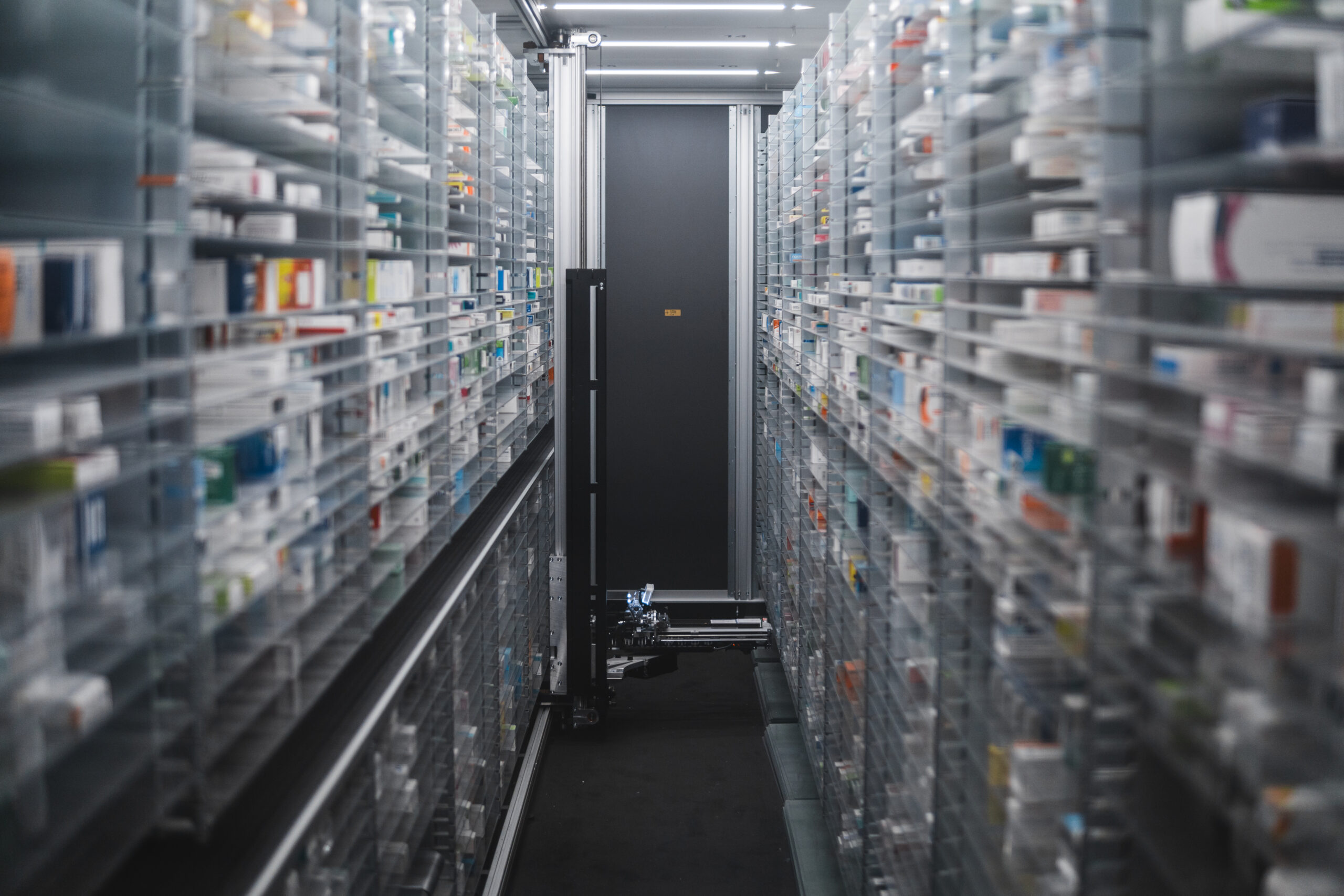 Symbolbild: Blick in das automatisierte Kommissioniersystem einer Apotheke.
