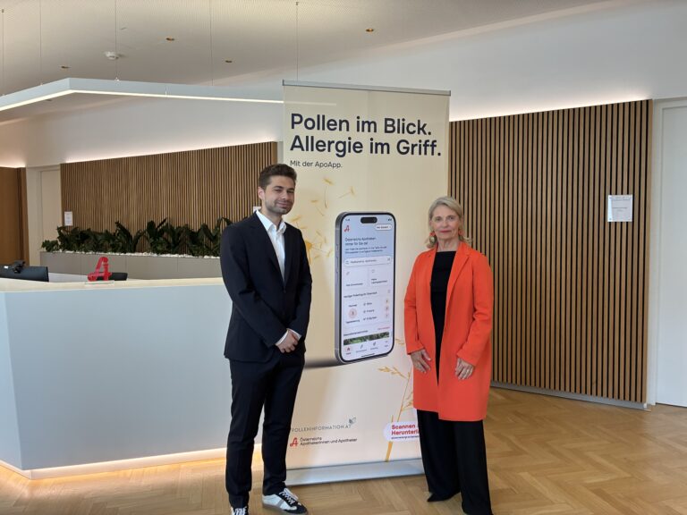 Symbolbild: Dr. Markus Berger und Mag. Ulrike Mursch-Edlmayr bei der Präsentation der neuen Pollenfunktion der ApoApp.