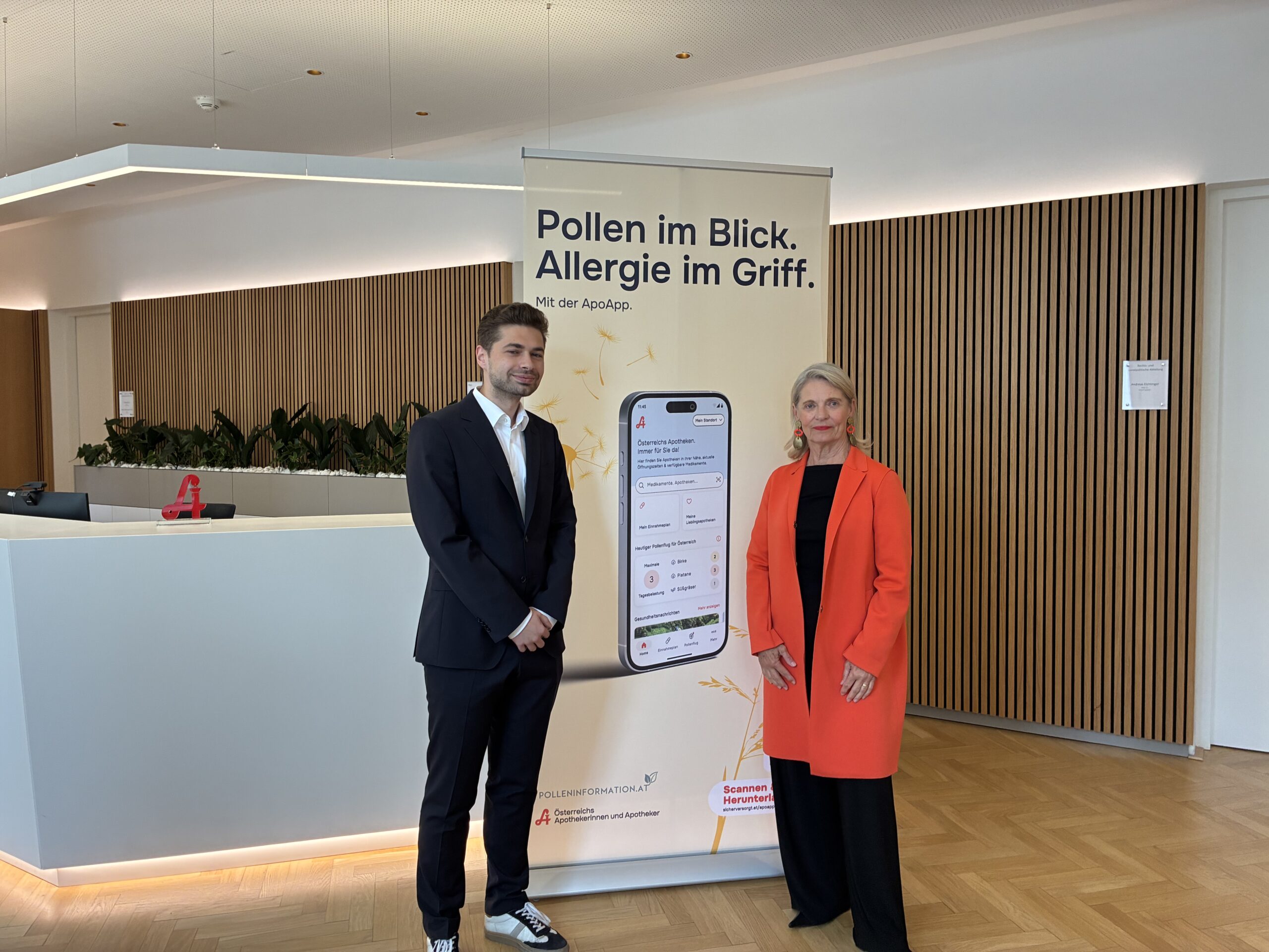 Symbolbild: Dr. Markus Berger und Mag. Ulrike Mursch-Edlmayr bei der Präsentation der neuen Pollenfunktion der ApoApp.