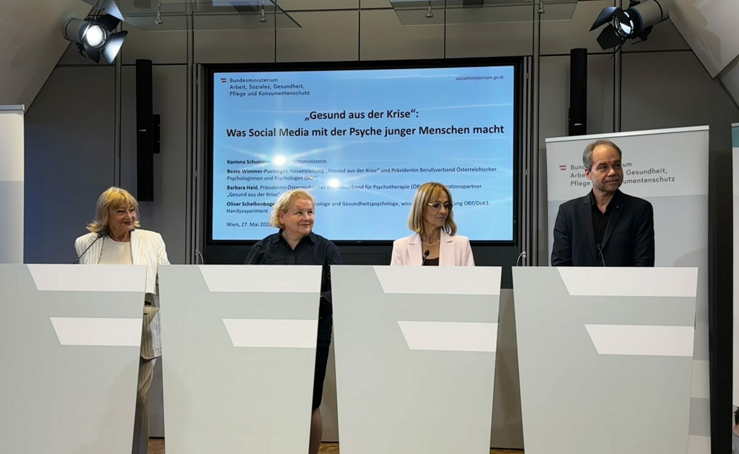 Pressekonferenz zu "Gesund aus der Krise" die Expertinnen stehen an ihren Pulten.