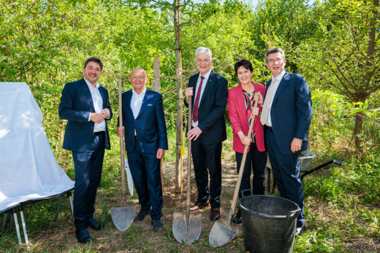 Die Firma Bionorica Feiert ihr Jubiläum mit einem gepflanzten Baum.