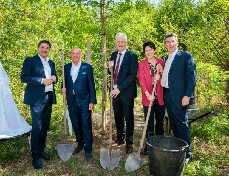 Die Firma Bionorica Feiert ihr Jubiläum mit einem gepflanzten Baum.