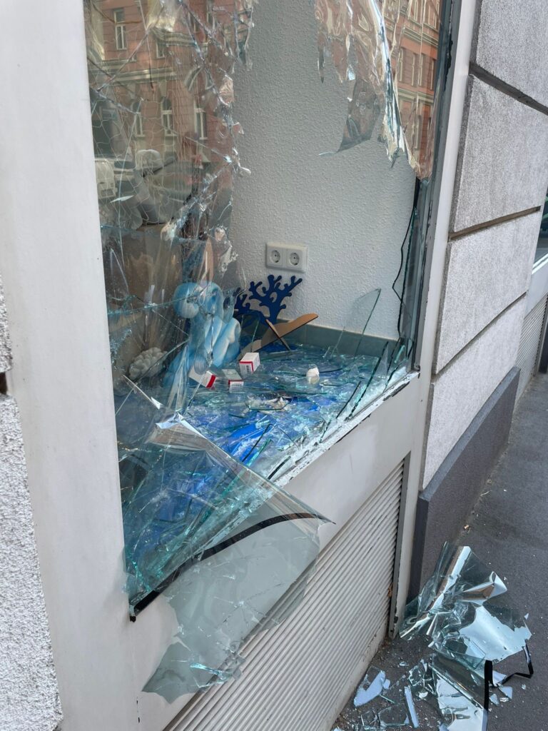 Kaputte Auslage der Apotheke.