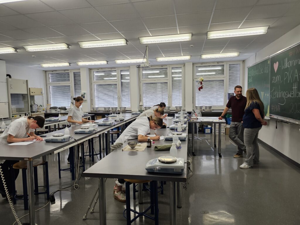 Laborklassenzimmer mit PKAs die etwas herstellen.