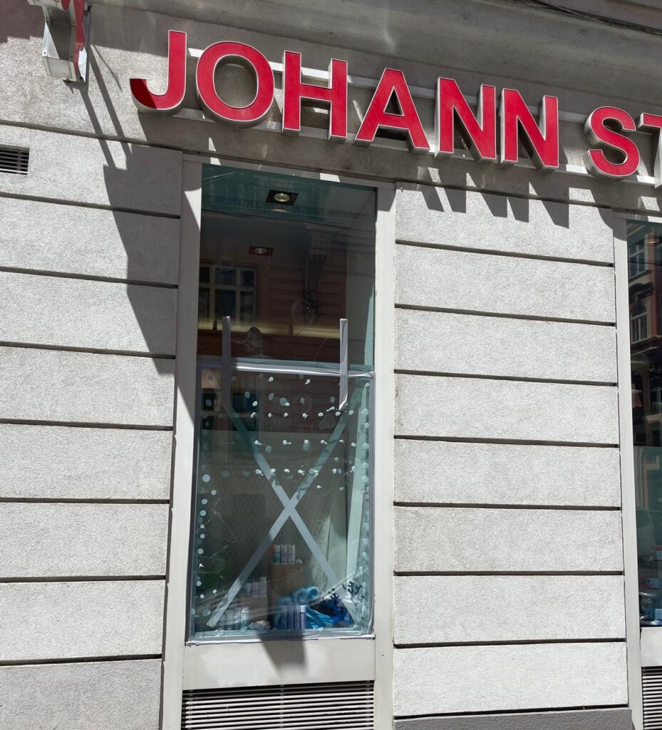 Die provisorisch gerichtete Auslage der Apotheke. Man sieht die Leuchtbuchstaben "Johann".