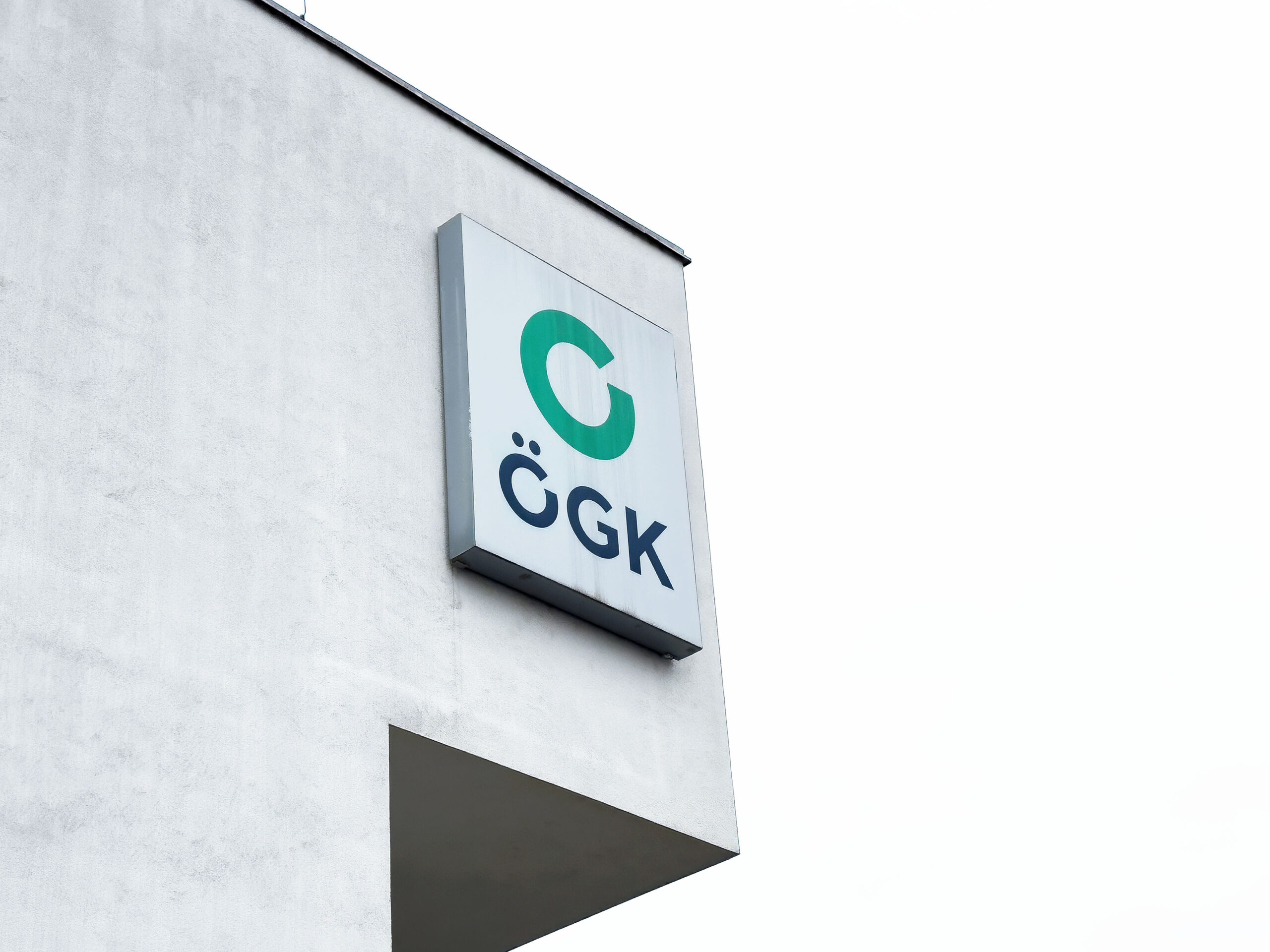 Symbolbild: Das ÖGK Logo an einem Gebäude.
