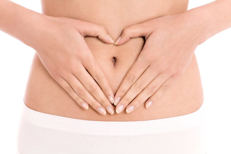Symbolbild: Nahaufnahme von einem Bauch und zwei Hände formen ein Herz.