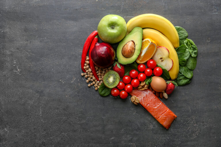 Gemüse, Obst und Fisch in Gehirnform aufgelegt.