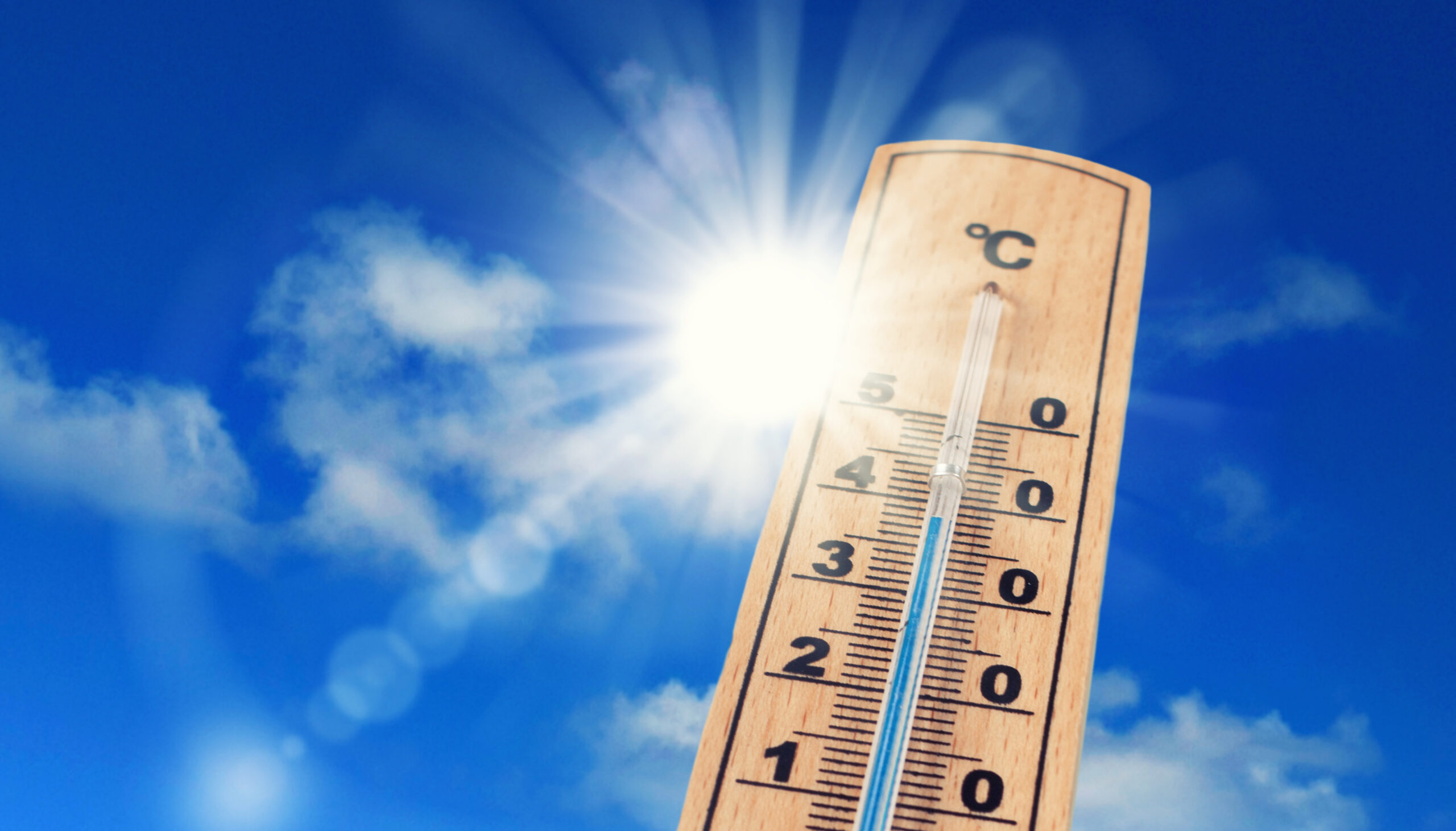Symbolbild: Ein Thermometer zeigt hohe Temperaturen bei strahlendem Sonnenschein.