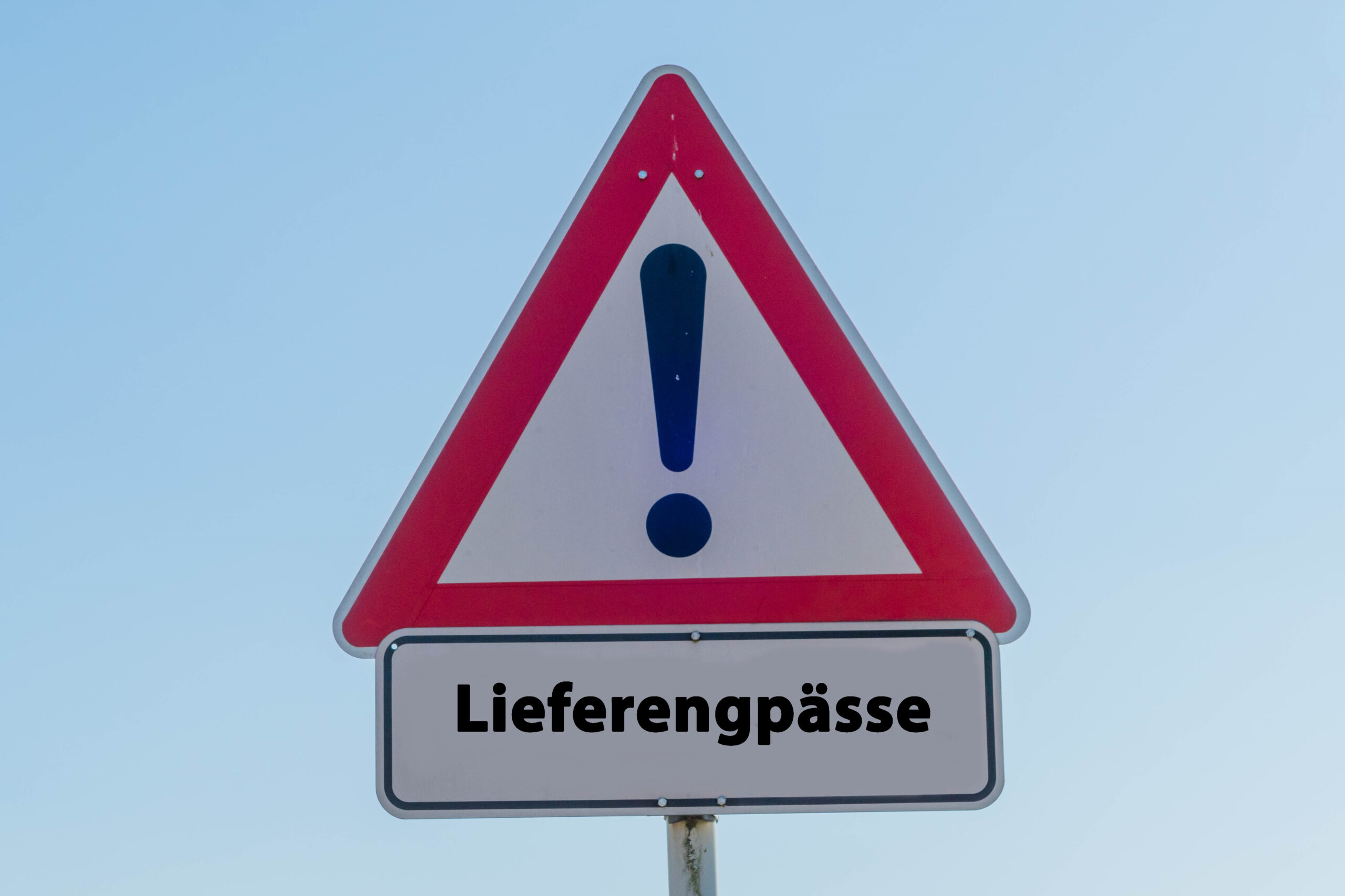 Symbolbild: Ein Verkehrsschild mit der Aufschrift Lieferengpässe.
