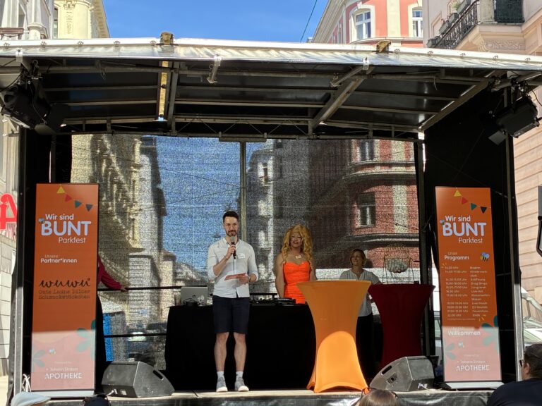 Symbolbild:Organisator Manuel Wendl begrüßt die Besucher:innen auf der Bühne.