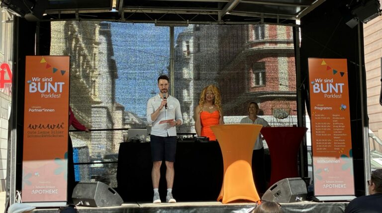 Symbolbild:Organisator Manuel Wendl begrüßt die Besucher:innen auf der Bühne.