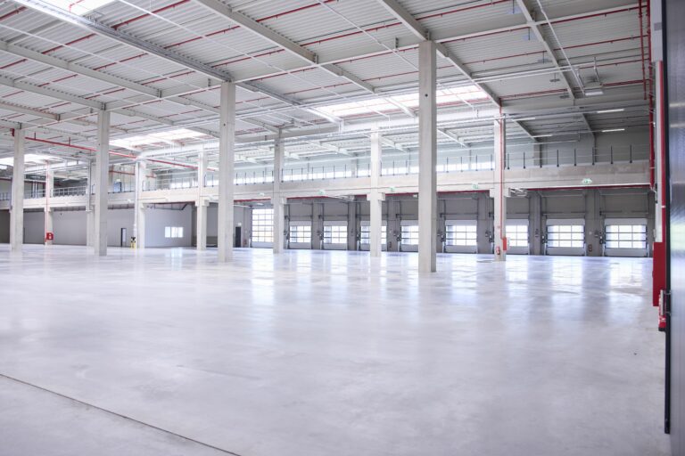 Die Werkfläche des Standorts in Traiskirchen. Eine große leere Halle.
