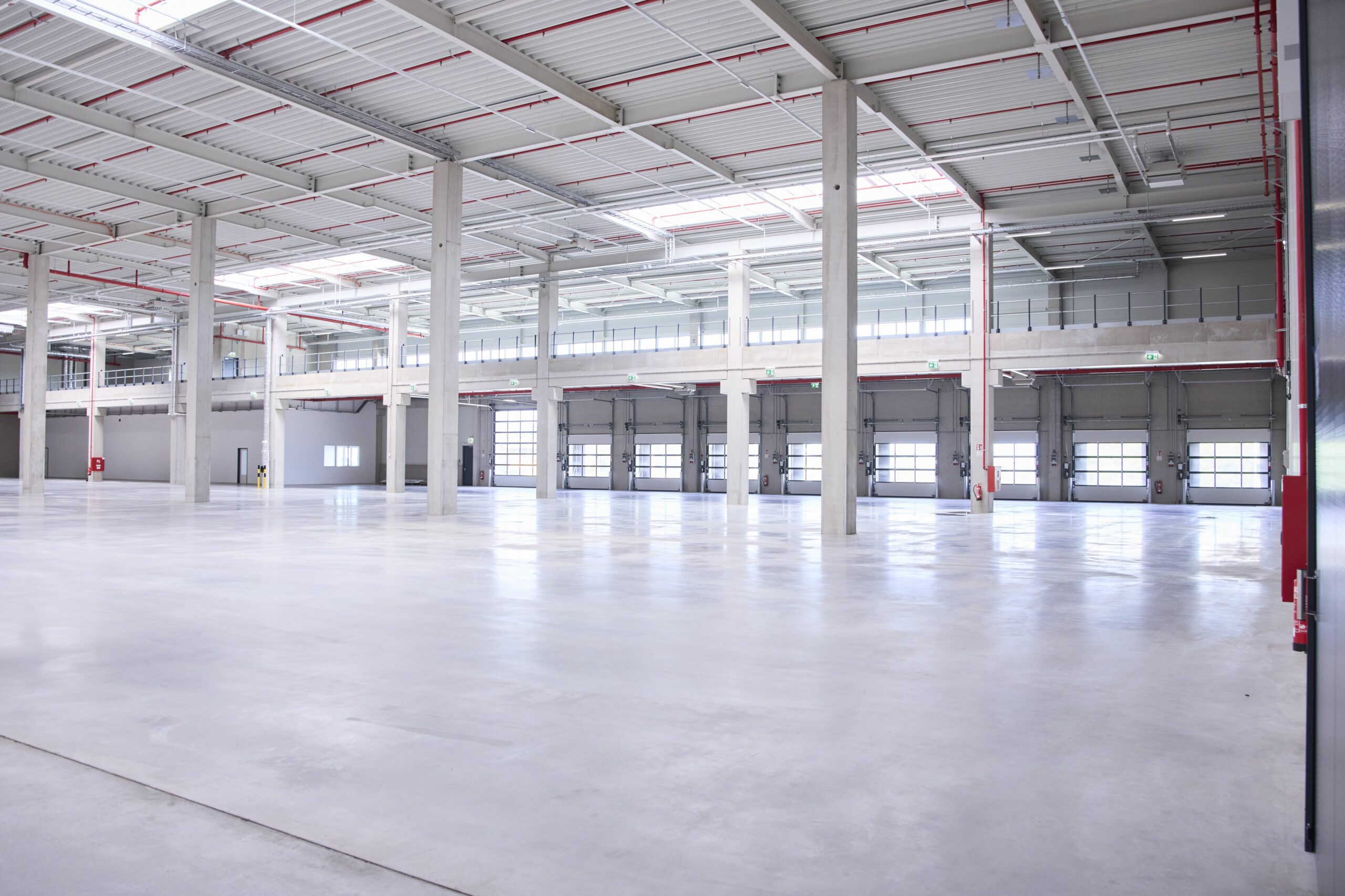 Die Werkfläche des Standorts in Traiskirchen. Eine große leere Halle.