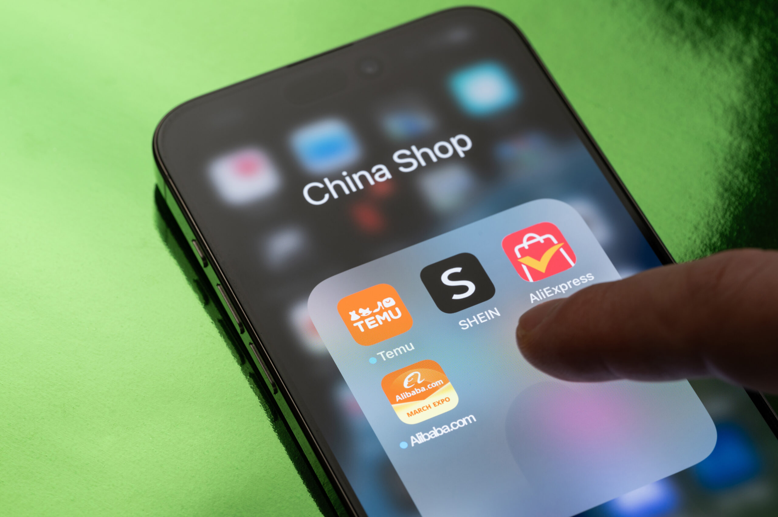 Symbolbild: Ein Handy mit Apps wie Shein, Temu und AliExpress.