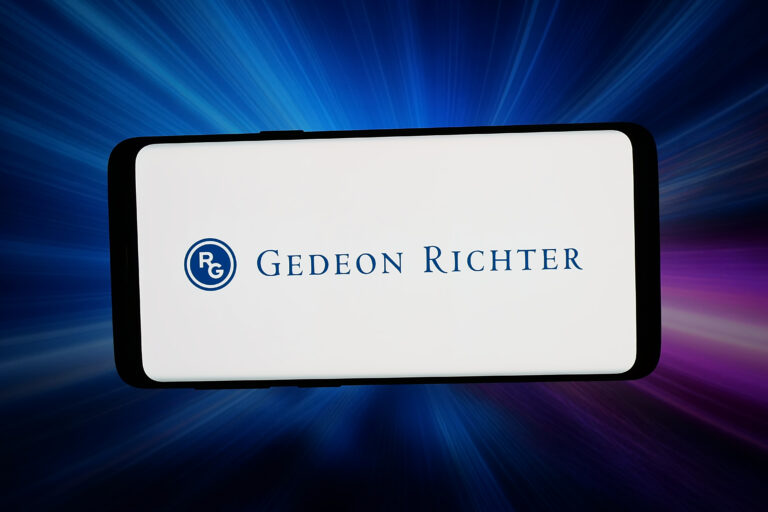 Symbolbild: Das Logo der Firma Gedeon Richter auf einem Smartphone auf blauem Hintergrund.