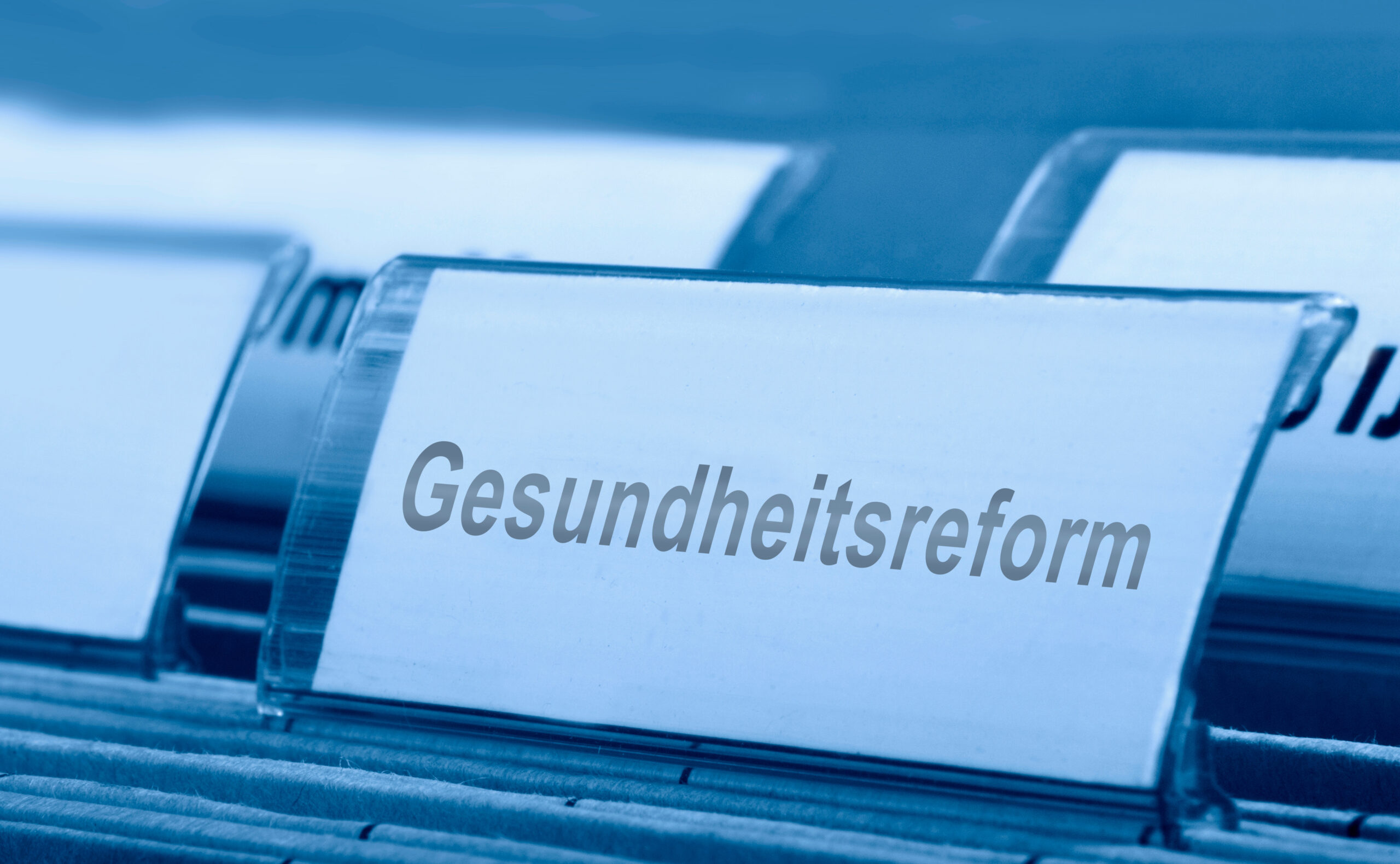 Symbolbild: Nachaufnahme eines Karteikartenreiters mit der Aufschrift „Gesundheitsreform“.