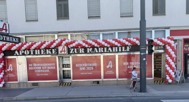 Die Apotheke von außen. Ein Ballonbogen kündigt die Eröffnung an.