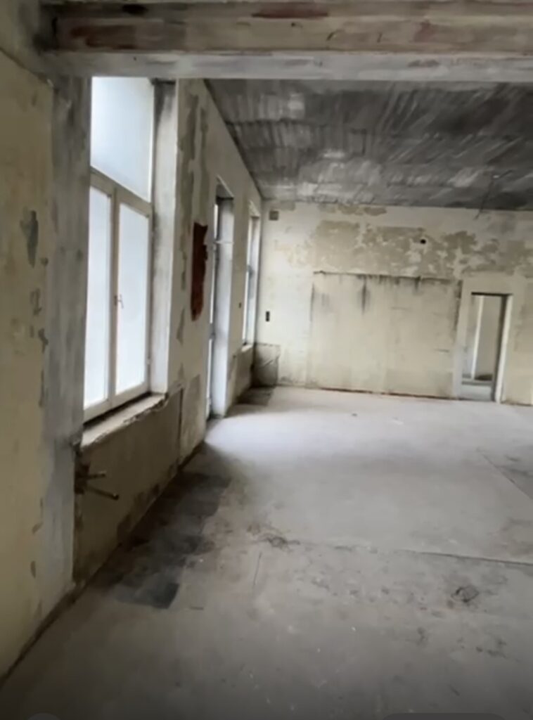 Die ausgeräumte Apotheke. EOIn leerer Raum aus Beton.