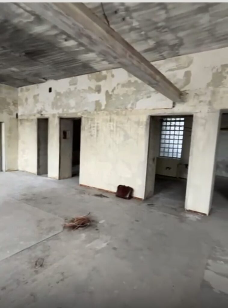 Die Apotheke nach dem Brand. Alles leer und Beton.
