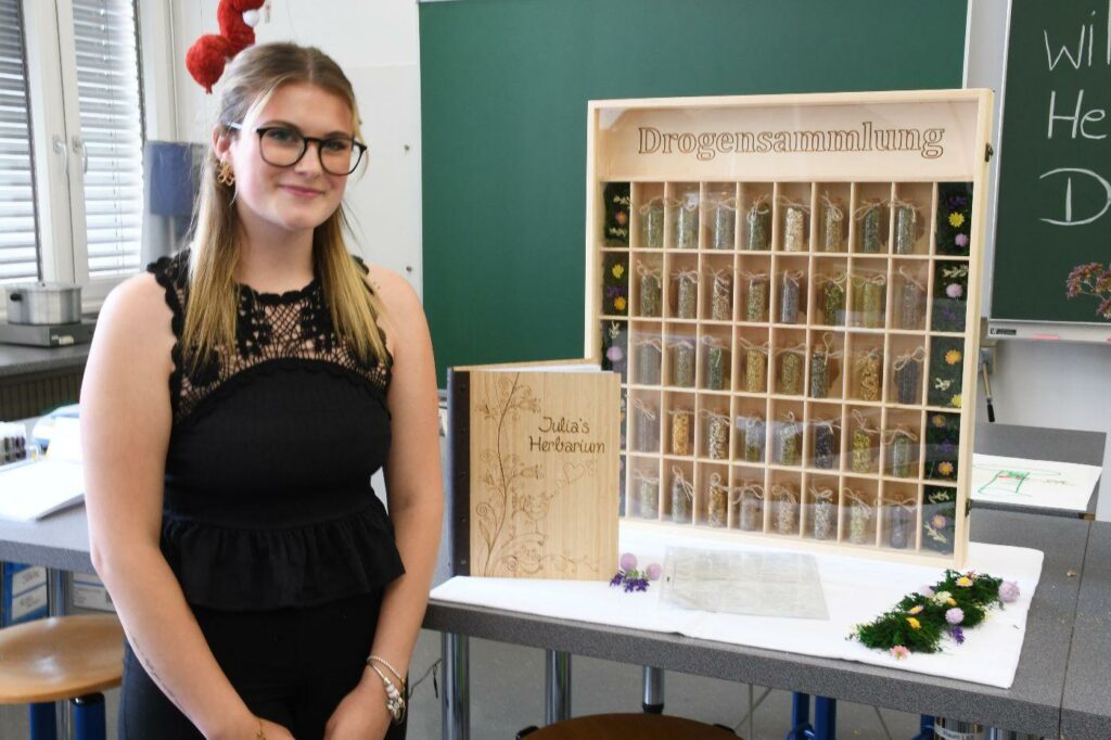 Erst Platzierte Julia Mathes mit ihrer Herbarium- und Dorgenkastensammlung.