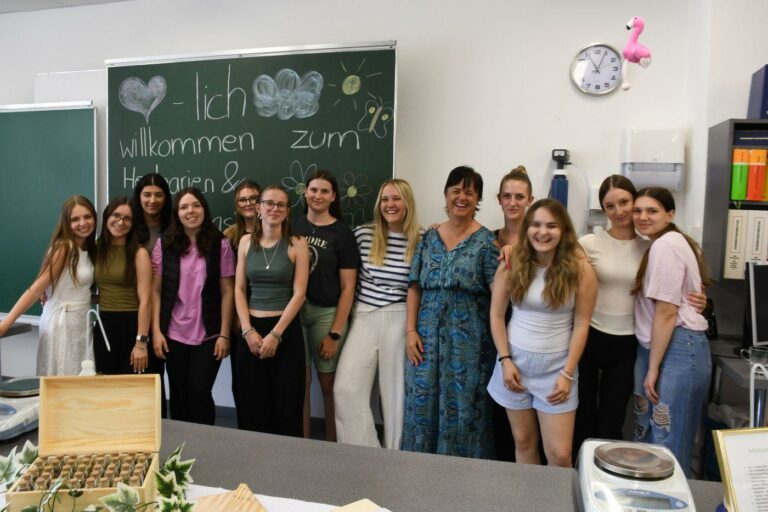 Ein Gruppenfoto von Herbarium- und Drogenkastenwettbewerb-Teilnehmerinnen und Jury.