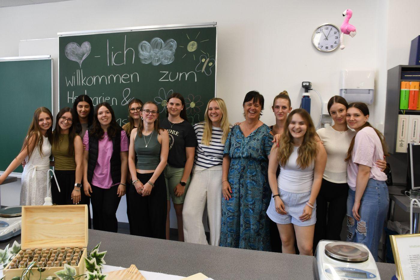 Ein Gruppenfoto von Herbarium- und Drogenkastenwettbewerb-Teilnehmerinnen und Jury.