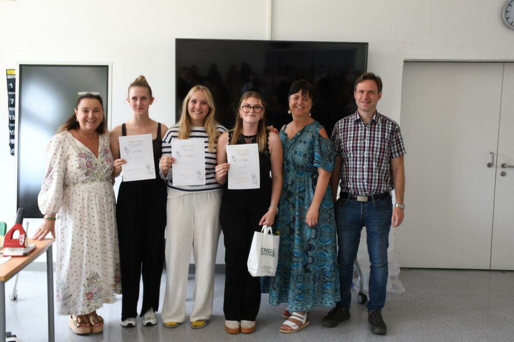 Die Gewinnerinnen und die Jury.
