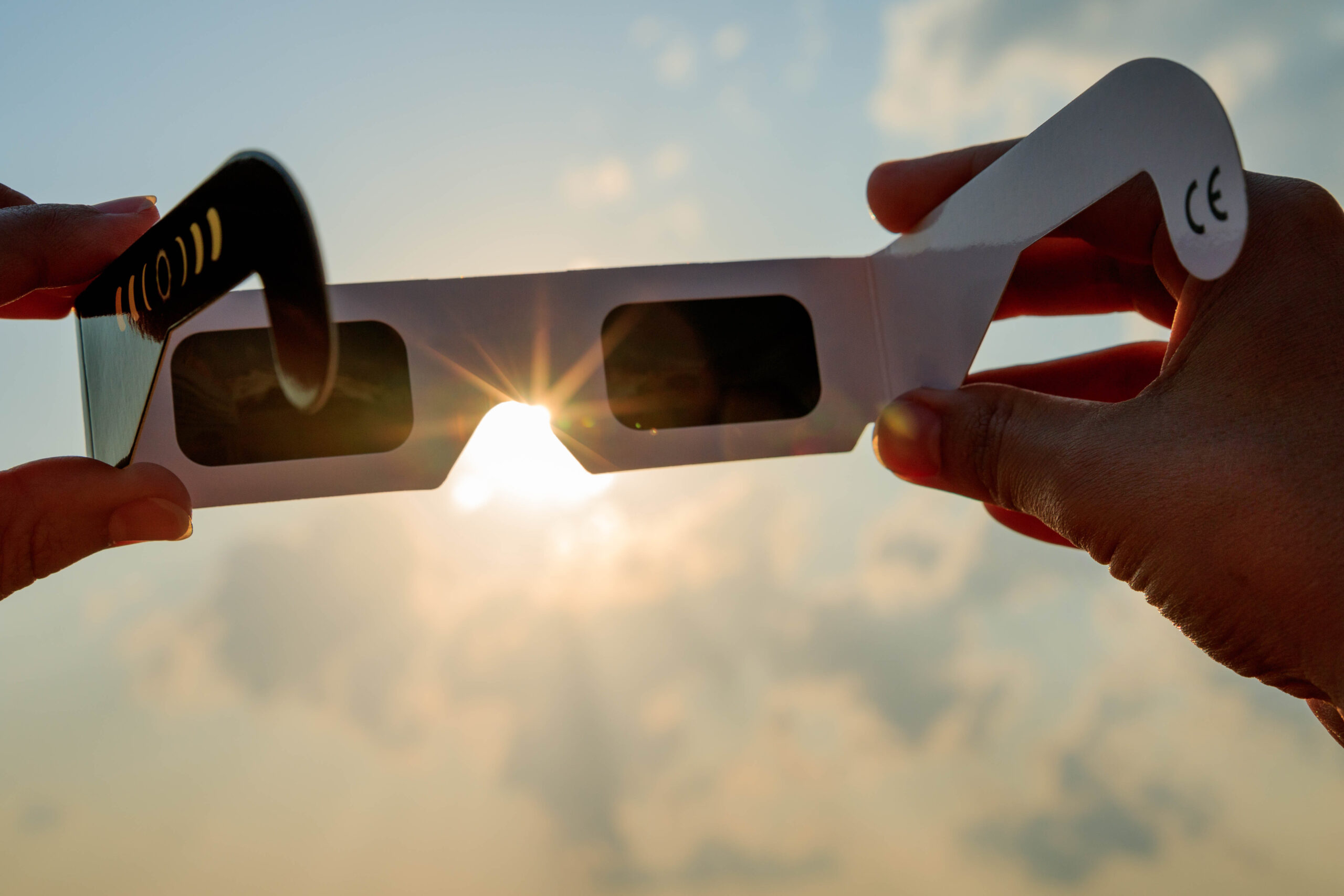 Bei der Sonnenfinsternis auf Augen und Handykamera achten