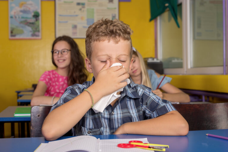 Symbolbild: Ein Schulkind schnauzt sich im Unterricht.