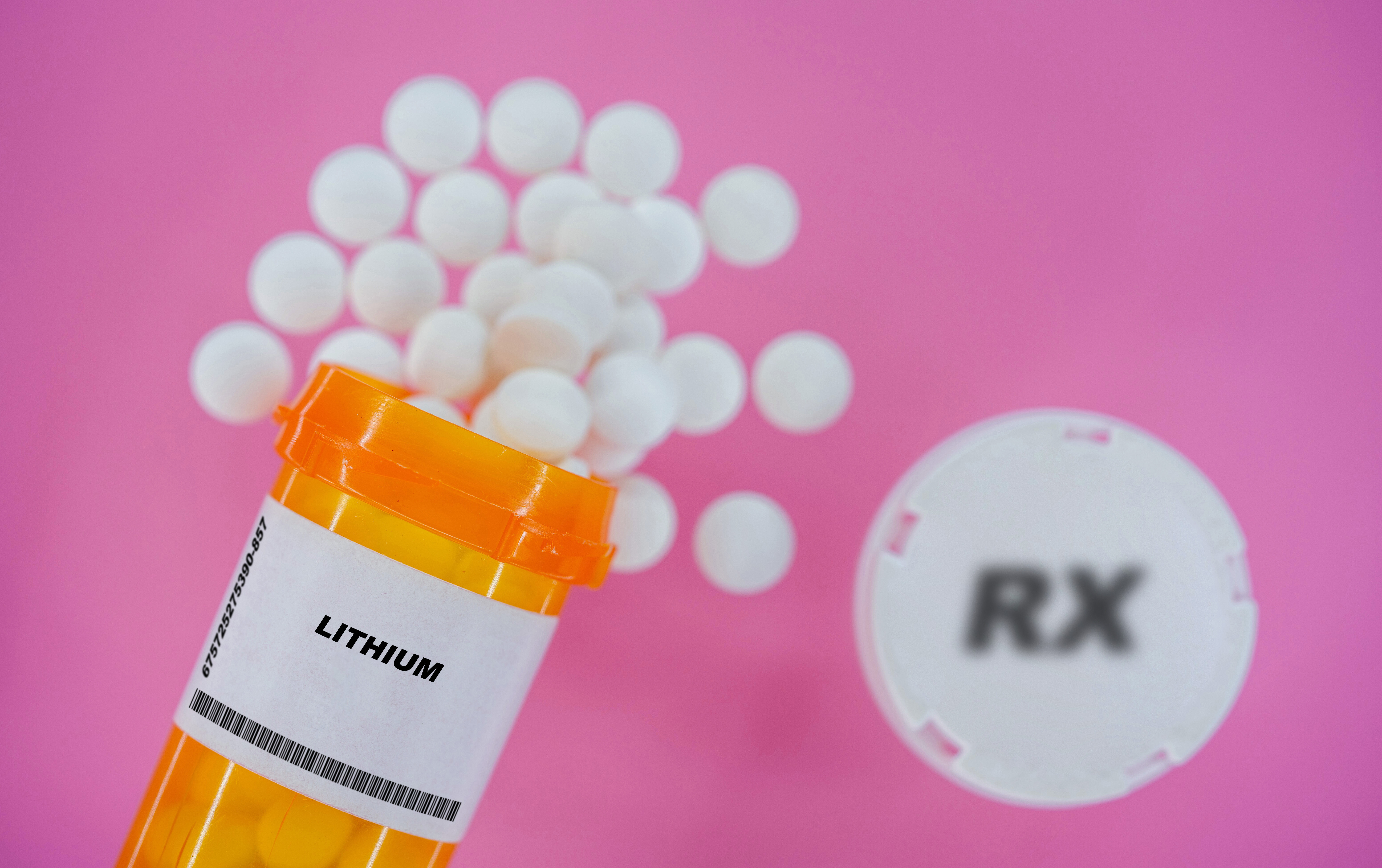 Symbolbild: Lithium auf einer Medikamentendose mit dem Rx Symbol im Hintergrund.