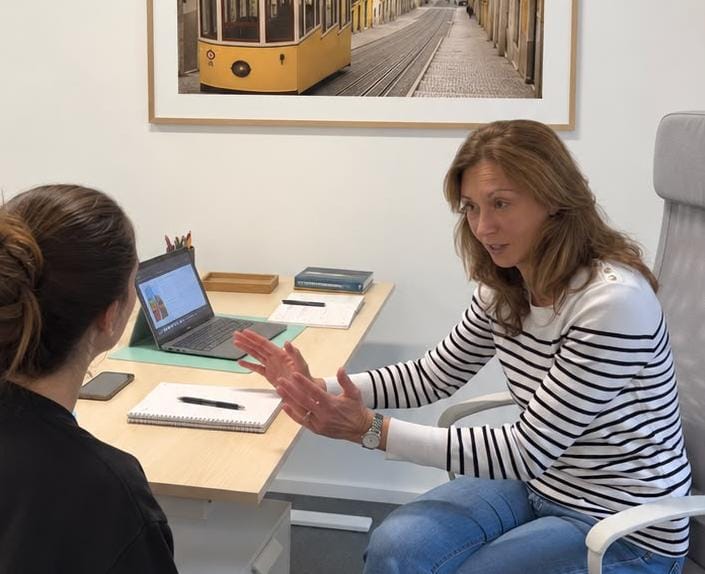 Iva Müller-Uri in ihrem Beratunsgzimmer. Sie erklärt einer Dame etwas.