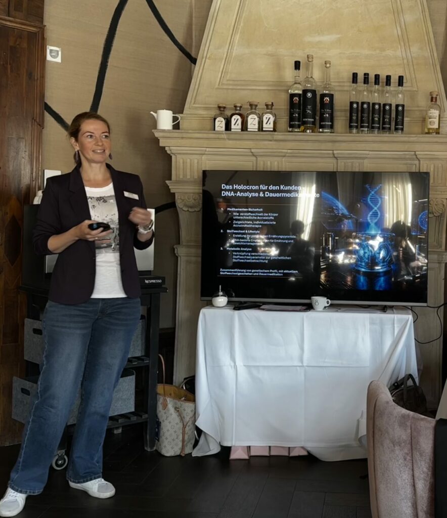 Karoline Sindelar bei ihrer Präsentation. Sie gestikuliert.