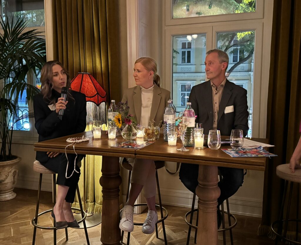Die drei Apotheker:innen bei ihrer Podiumsdiskussion. Sie sitzen an einem Tisch.