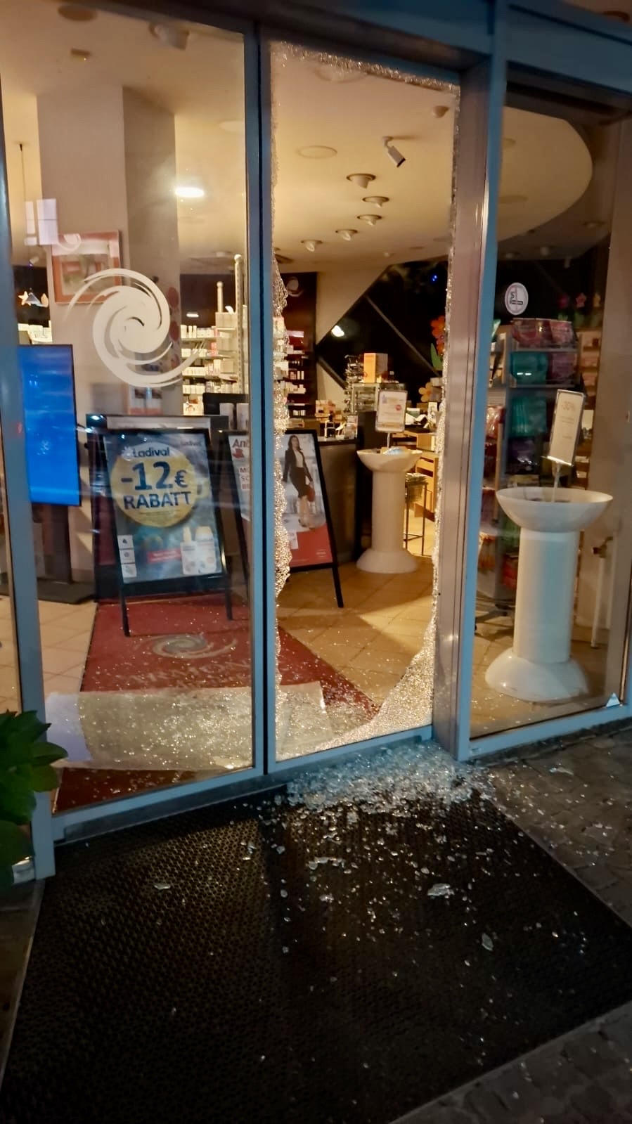 Zerstörter Eingangsbereich der Armonia Apotheke im 17. Wiener Bezirk.