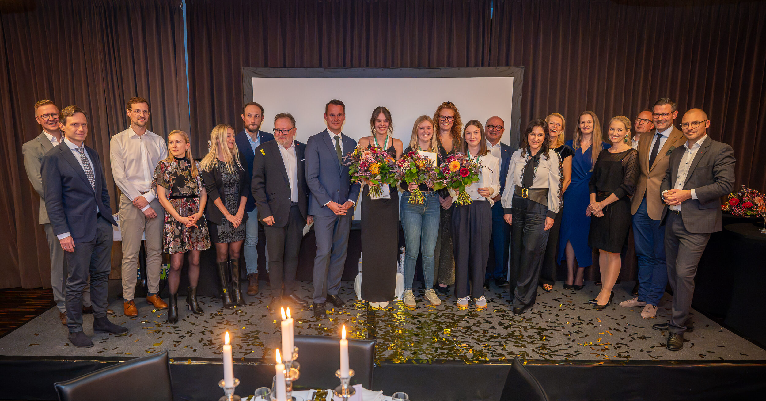 Die Siegerehrung der Gewinnerinnen bei der Gala. Alle stehen auf der Bühne und freuen sich.